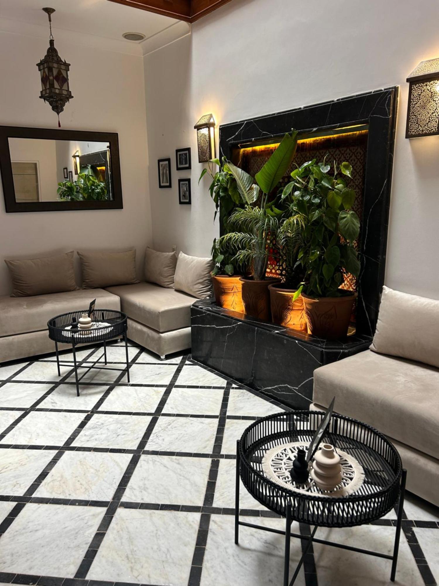 Riad Amazing Amazigh Avec Jacuzzi Petit Dejeuner Compris Avec Aussi Chambres Familiales Pres De La Place Jemaa El Fna Marrakesh Luaran gambar