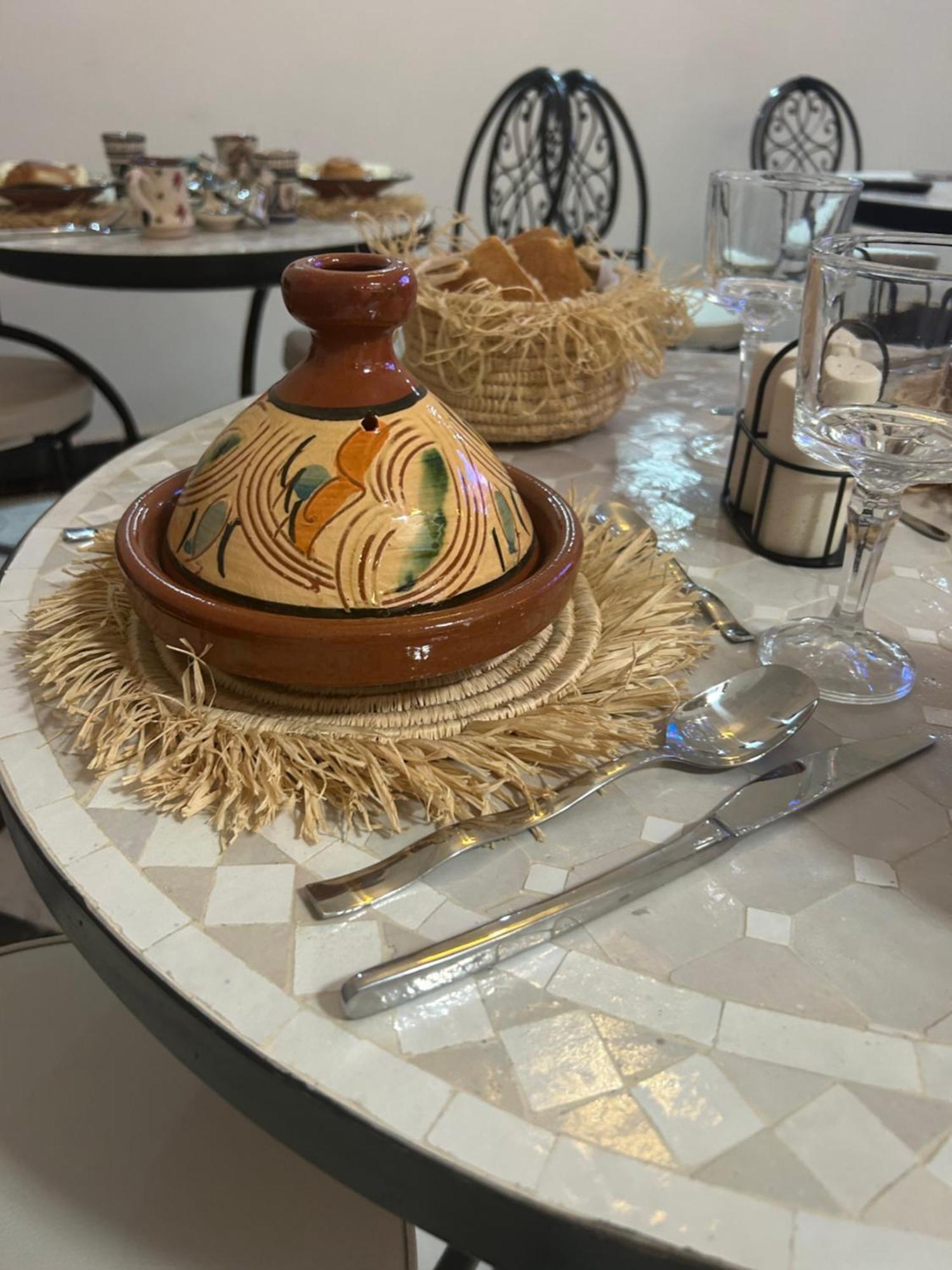 Riad Amazing Amazigh Avec Jacuzzi Petit Dejeuner Compris Avec Aussi Chambres Familiales Pres De La Place Jemaa El Fna Marrakesh Luaran gambar