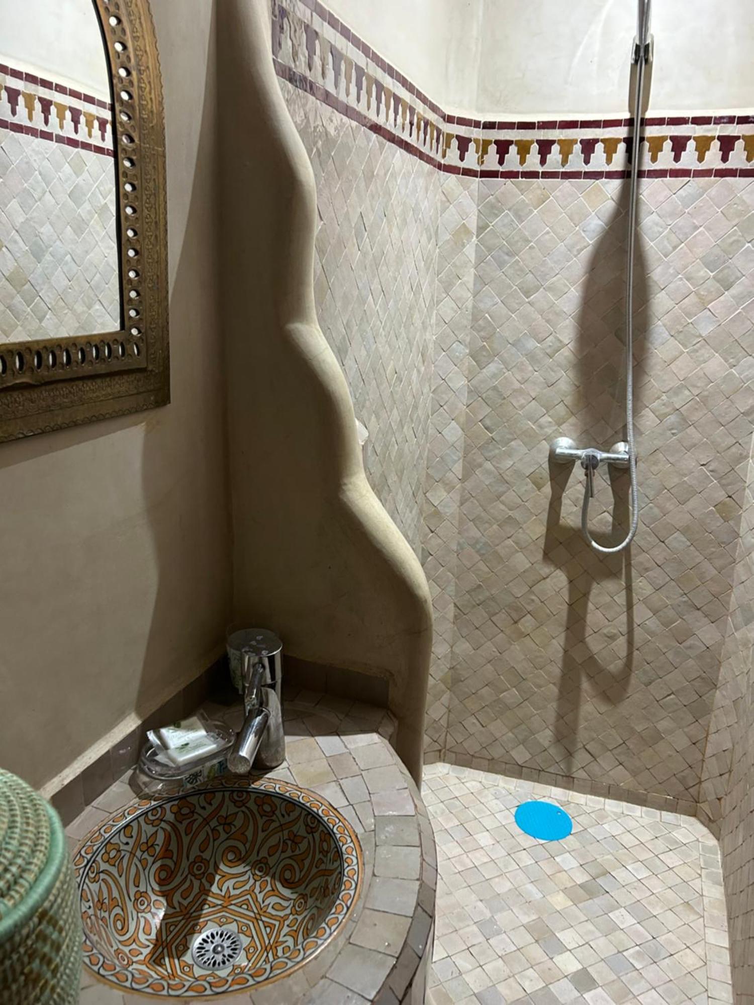 Riad Amazing Amazigh Avec Jacuzzi Petit Dejeuner Compris Avec Aussi Chambres Familiales Pres De La Place Jemaa El Fna Marrakesh Luaran gambar