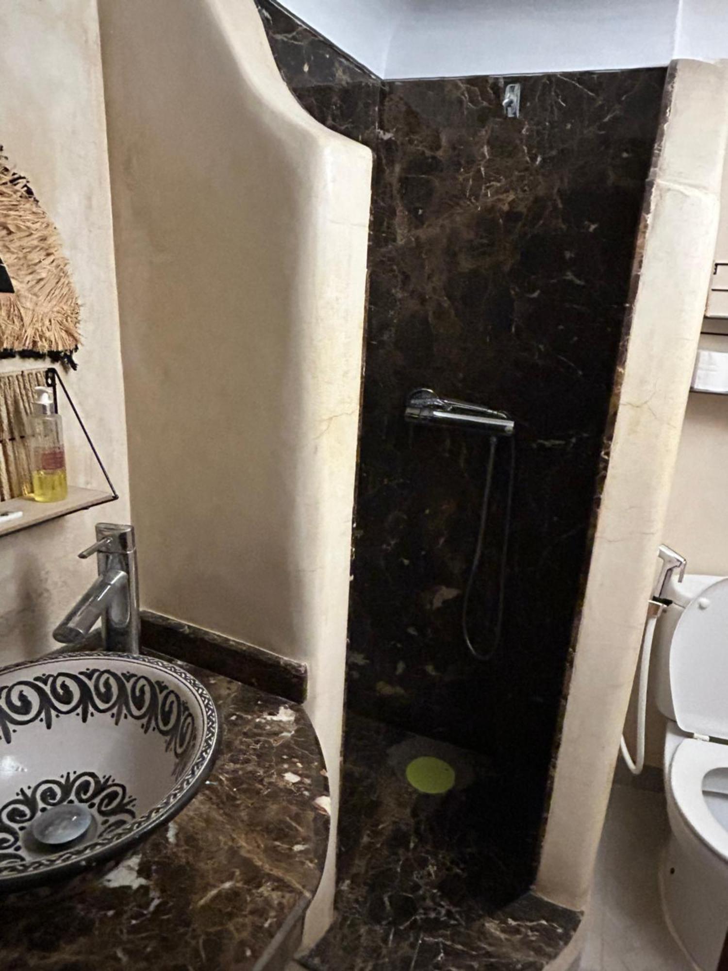 Riad Amazing Amazigh Avec Jacuzzi Petit Dejeuner Compris Avec Aussi Chambres Familiales Pres De La Place Jemaa El Fna Marrakesh Luaran gambar